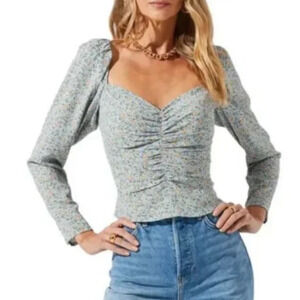 ASTR The Label Smocked Floral Print Top Womens Medium Blue Ruched Cropped Blouse
